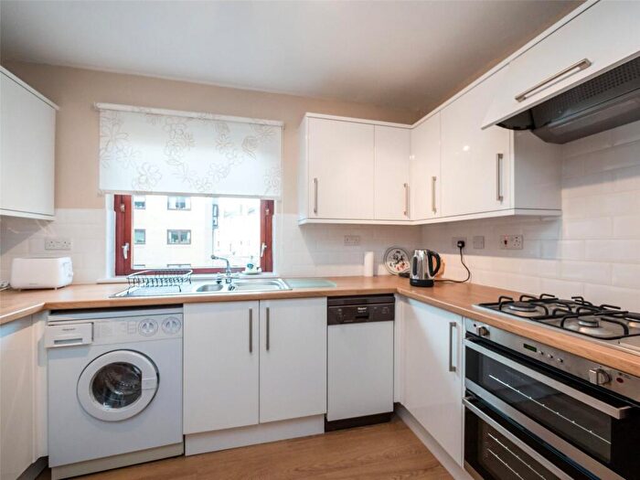 2 Bedroom Flat To Rent In Belhaven Place, Edinburgh, EH10