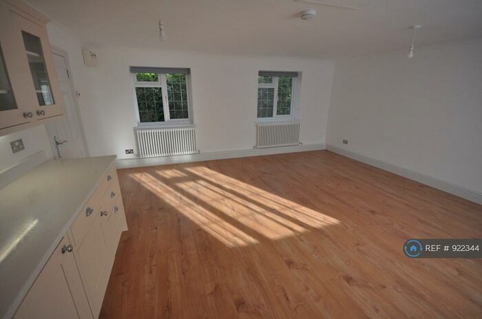 1 Bedroom Detached House To Rent In Lower Guildford Road, Knaphill, Woking, GU21