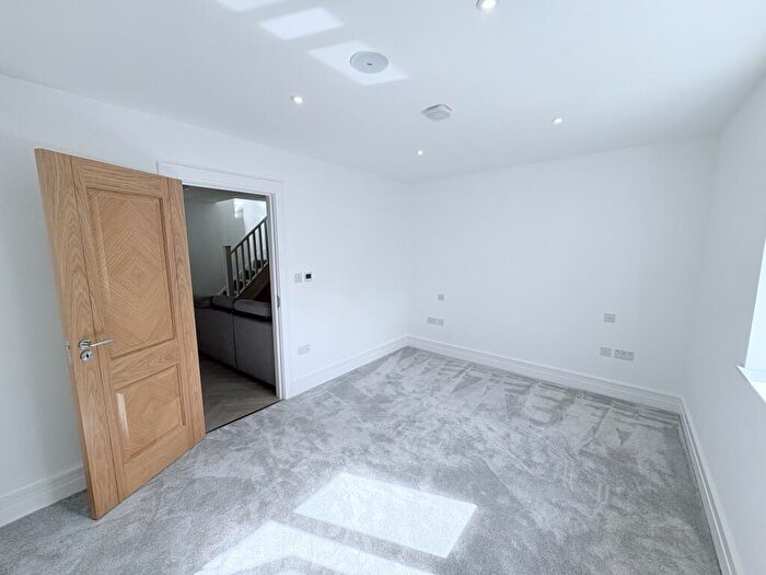 5 Bedroom Flat For Sale In Newgate Street, London, E4