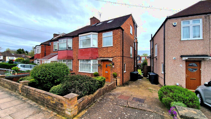 5 Bedroom Semi-Detached House For Sale In The Linkway, Barnet, EN5