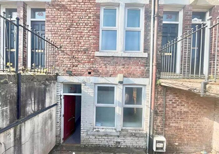 2 Bedroom Flat For Sale In Rawling Road, Gateshead, Tyne And Wear, NE8