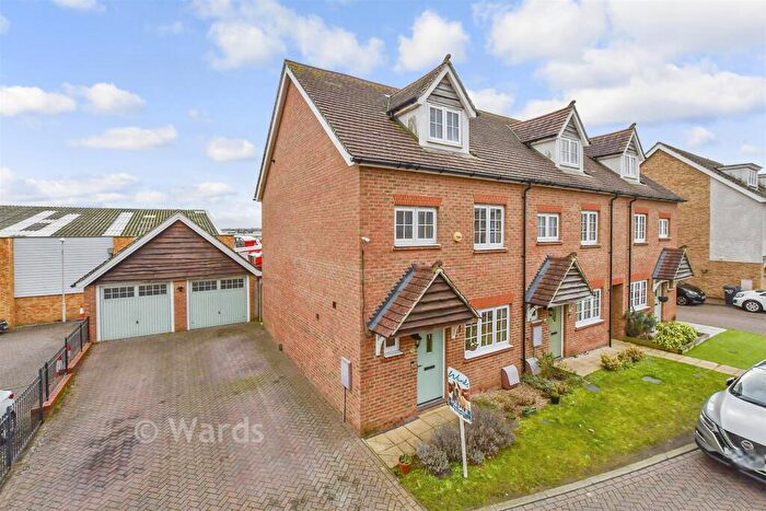 4 Bedroom Town House For Sale In Albion Drive, Larkfield, Aylesford, Kent, ME20