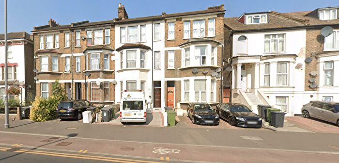 3 Bedroom Flat To Rent In Lea Bridge Road, Leyton, London, E10
