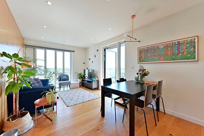 2 Bedroom Flat To Rent In Mapleton Crescent, Wandsworth Town, London, SW18