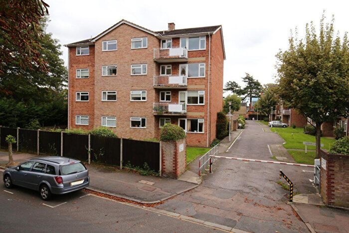 1 Bedroom Apartment To Rent In Elton Close, Hampton Wick, KT1