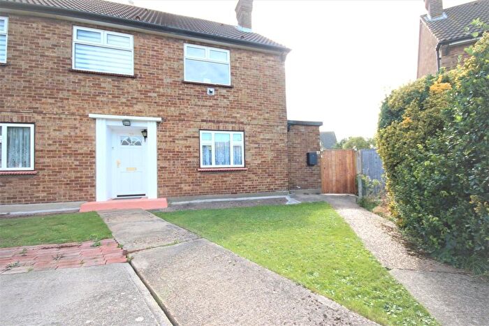 2 Bedroom Maisonette For Sale In Dunedin Road, Rainham, RM13