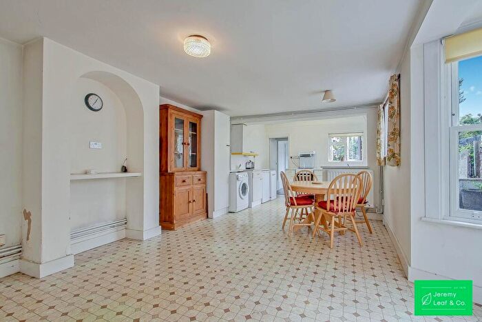 2 Bedroom Flat For Sale In Manor Park Road, East Finchley, London, N2