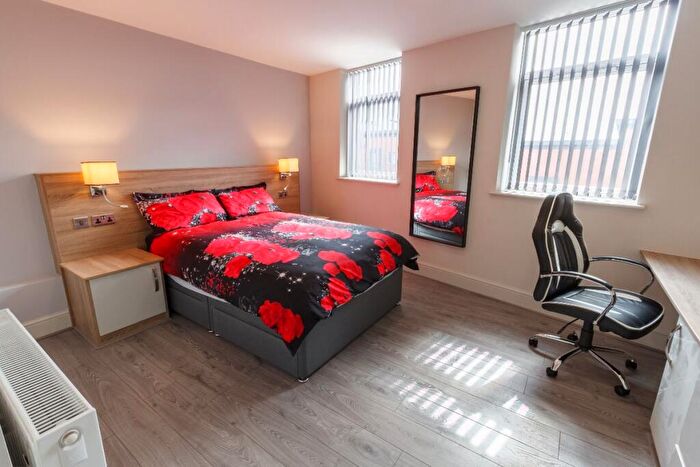 5 Bedroom Apartment To Rent In Kensington, Kensington, L7