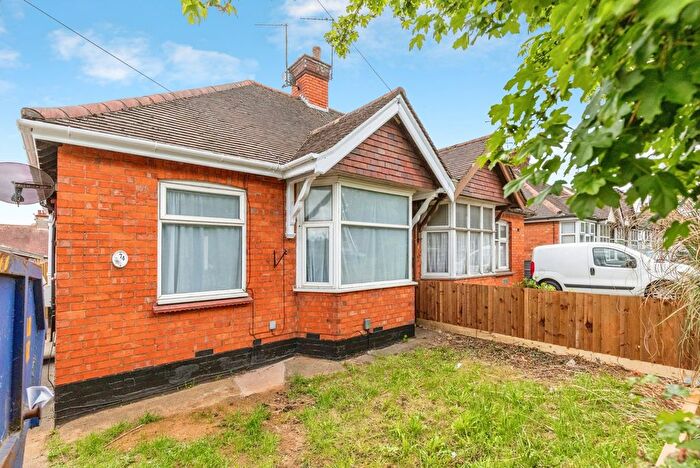 2 Bedroom Bungalow For Sale In Bants Lane, Northampton, Northamptonshire, NN5