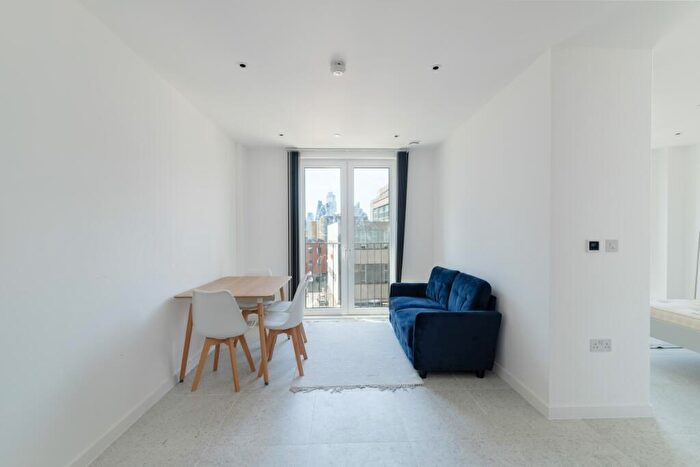 Flat To Rent In Tapestry Way London, E1