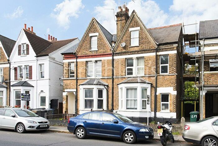 Flat To Rent In Ballards Lane, Finchley, N3