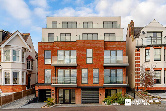 3 Bedroom Apartment For Sale In Grand Parade, Leigh-on-Sea, SS9