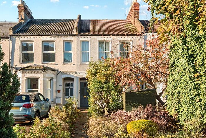 2 Bedroom Maisonette For Sale In Merton Road, London, SW18