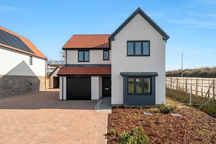 4 Bedroom Detached House For Sale In Celtic Rise, Weymouth, DT3