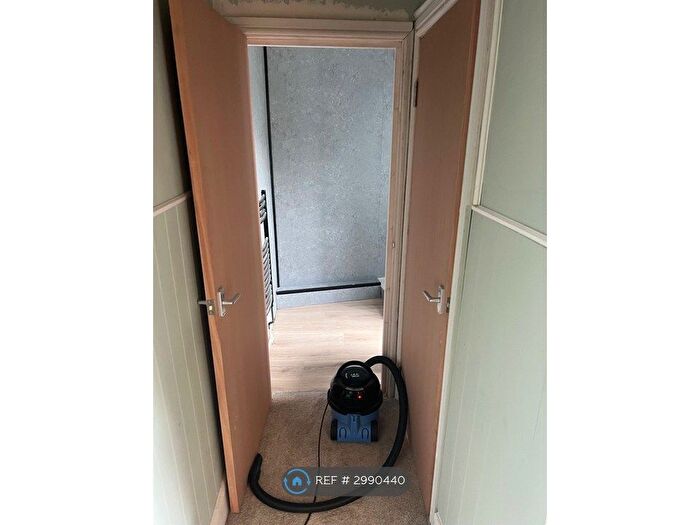 Studio To Rent In Pontardawe, Swansea, SA8