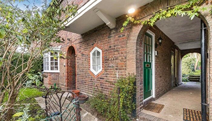 2 Bedroom Maisonette To Rent In Neale Close, London, N2