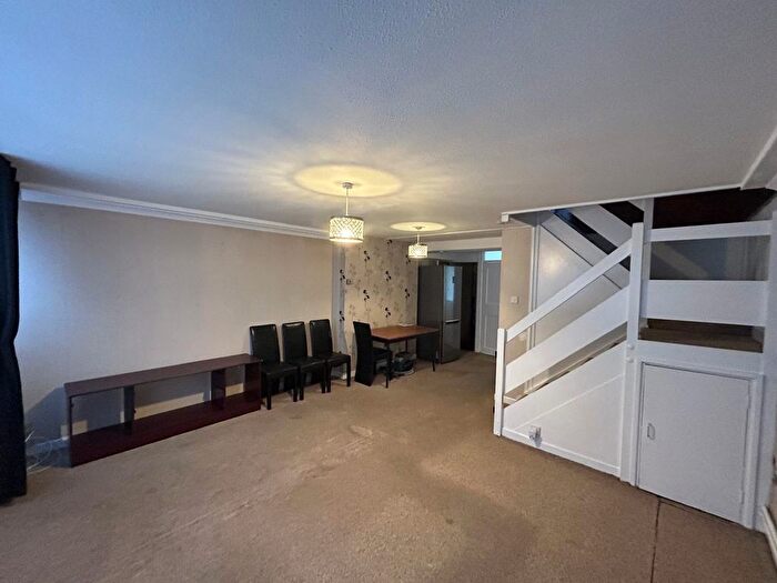 2 Bedroom Flat To Rent In Hounslow, TW5