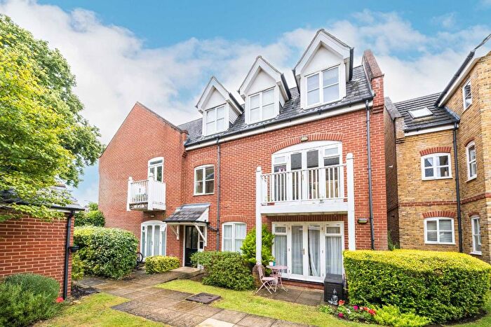 2 Bedroom Flat For Sale In Hampton Road, Twickenham, TW2