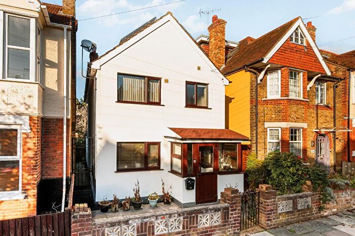 3 Bedroom Detached House For Sale In Cowper Road, Hanwell, London, W7