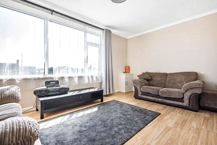 2 Bedroom Apartment For Sale In Clive Parade, Cricklade Road, Swindon, SN2