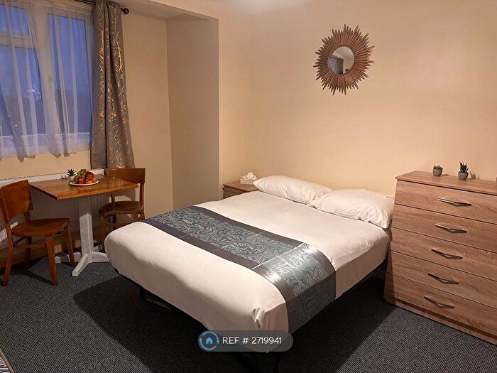 Studio To Rent In Hornsey Crouch End, London, N8