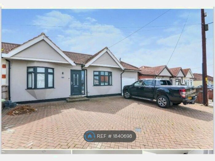 5 Bedroom Bungalow To Rent In Central Avenue, Corringham, Stanford-Le-Hope, SS17