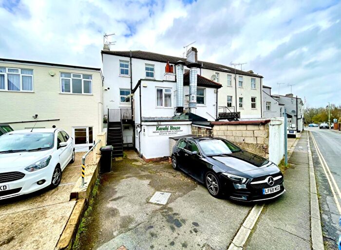 3 Bedroom Flat For Sale In Leatherhead, KT22