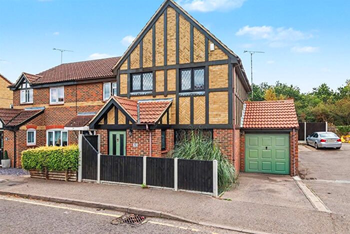 3 Bedroom End Of Terrace House For Sale In Kestrel Grove, Rayleigh, SS6