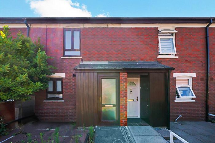 3 Bedroom Terraced House For Sale In Singleton Close, Croydon, CR0