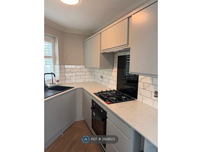 2 Bedroom Flat To Rent In The Strone, Bradford, BD10