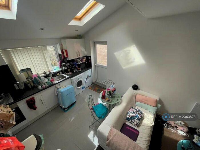 1 Bedroom Flat To Rent In Pen-Y-Lan Road, Cardiff, CF24