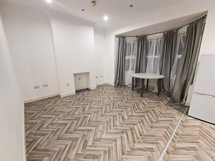 3 Bedroom Flat To Rent In Romford Road, Forest Gate, London, Uk, E7