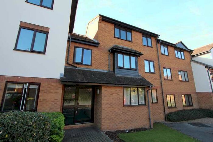 Apartment To Rent In Knaves Hollow, Loudwater, HP10