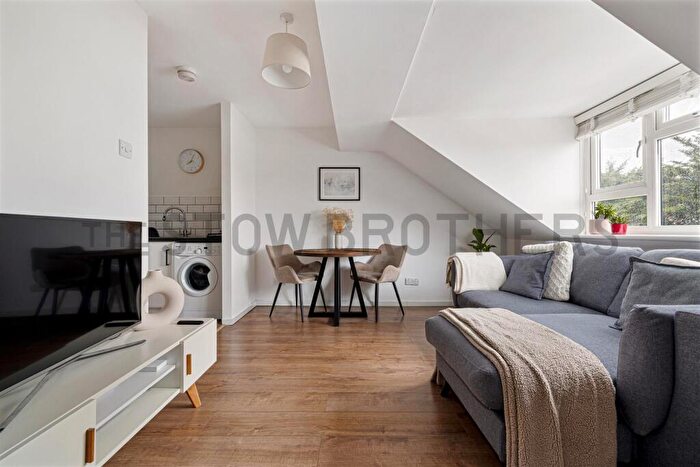 1 Bedroom Flat To Rent In Broad Oak Close, Highams Park, E4