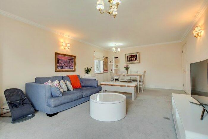 2 Bedroom Flat To Rent In The Downs, London, SW20