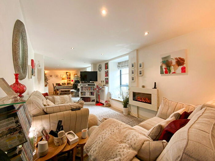 3 Bedroom Apartment For Sale In Kinderlee Way, Chisworth, SK13