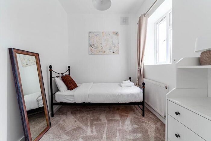 2 Bedroom Flat To Rent In Auckland Hill, West Norwood, London, SE27