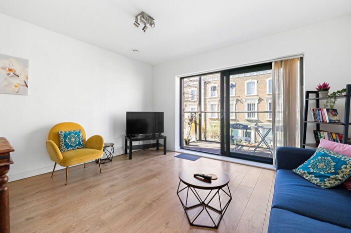 3 Bedroom Flat To Rent In Town Apartments, Allcroft Road, NW5