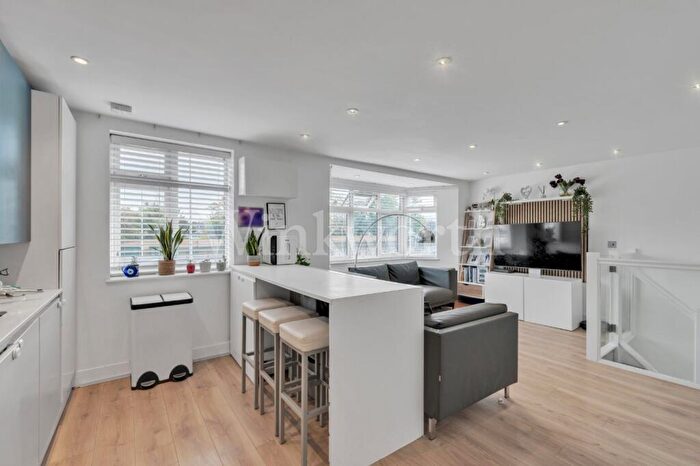 3 Bedroom Apartment For Sale In Hendon Way, London, NW2
