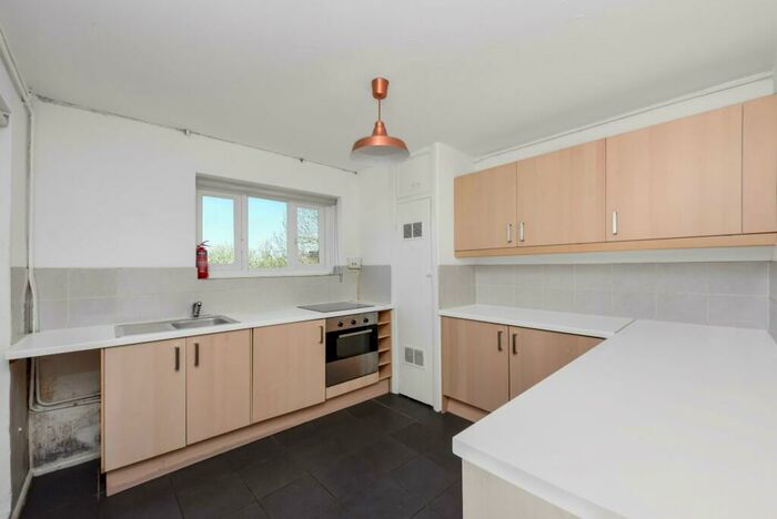 2 Bedroom Flat To Rent In Woodfarrs, London, SE5