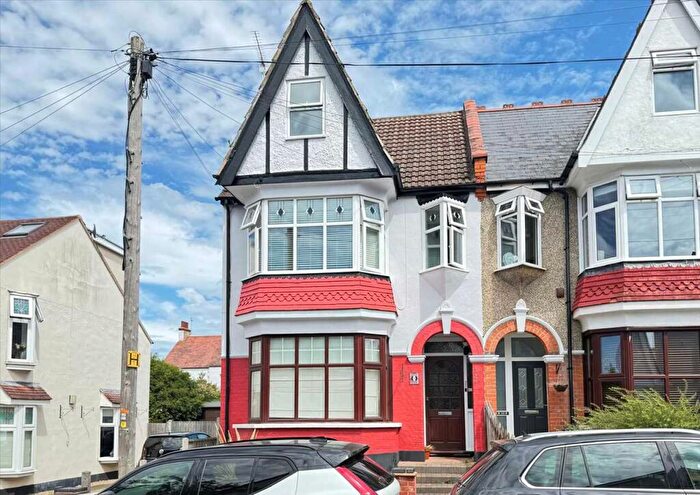 3 Bedroom Apartment For Sale In Torquay Drive, Leigh On Sea, SS9