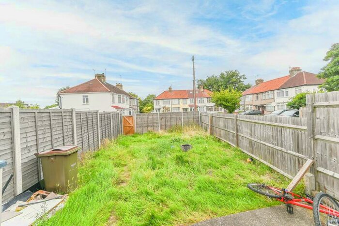 3 Bedroom Flat To Rent In Roxeth Green Avenue, Harrow, HA2