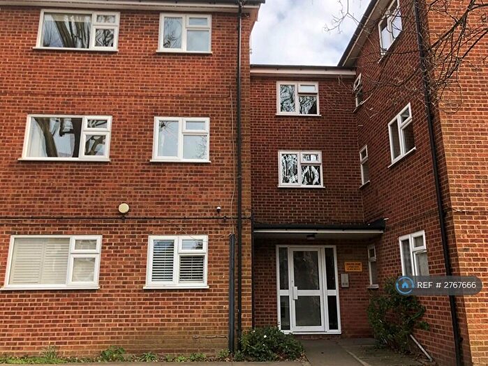 3 Bedroom Flat To Rent In Berrylands, Surbiton, KT5