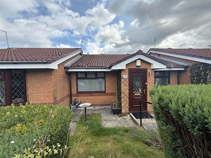 2 Bedroom Semi-Detached Bungalow For Sale In Kingsway Close, Oldham, OL8
