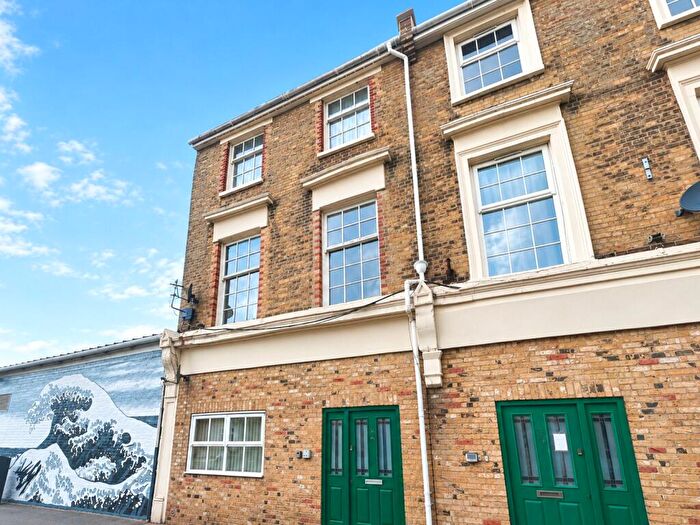 3 Bedroom Flat To Rent In Clarence Road, East Cowes, PO32