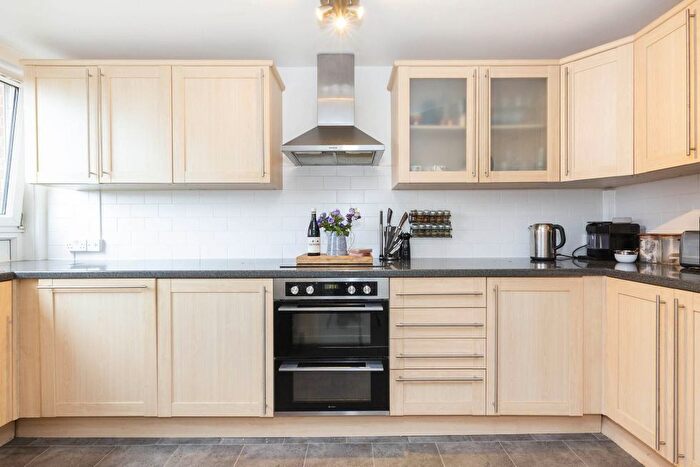 3 Bedroom Flat To Rent In Crayford Road, London, N7