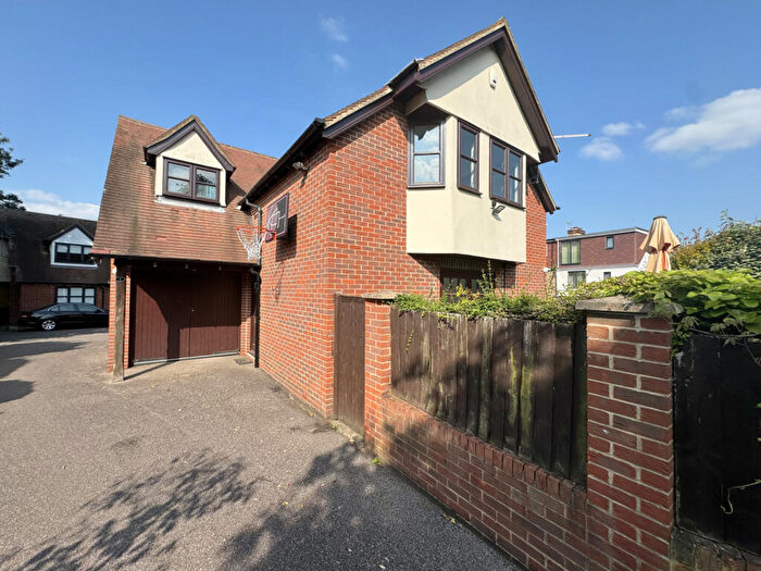 3 Bedroom Detached House To Rent In Faversham Avenue, London, EN1