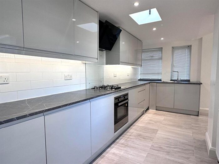 4 Bedroom Semi-Detached House To Rent In Harford Road, North Chingford, E4