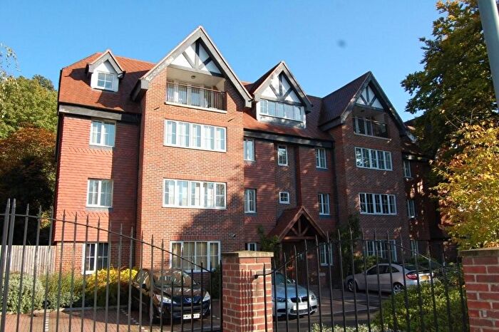 2 Bedroom Flat To Rent In Foxley Lane, Purley, Surrey, CR8