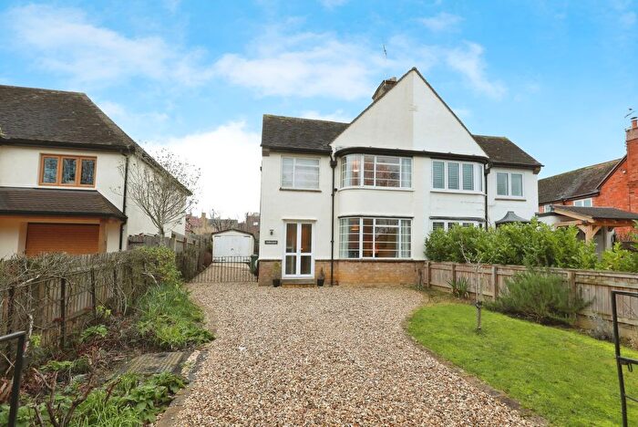 3 Bedroom Semi Detached House For Sale In Station Road, Broadway, Worcestershire, WR12